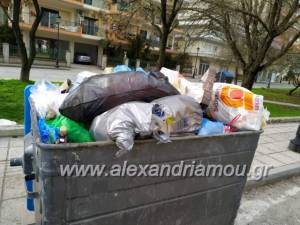 Προβλήματα στην αποκομιδή των απορριμμάτων στο κέντρο της Αλεξάνδρειας λόγω βλάβης του απορριμματοφόρου