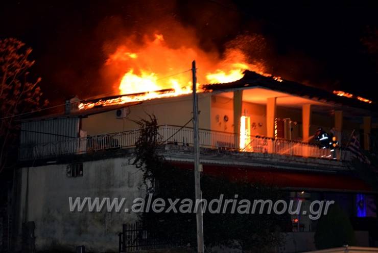 Κάηκε ολοσχερώς διώροφη κατοικία στο Νησέλι Ημαθίας στην εκπνοή του 2020(φωτο-βίντεο)