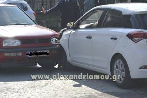 Τροχαίο ατύχημα στην 28ης Οκτωβρίου στην Αλεξάνδρεια - Υλικές ζημιές