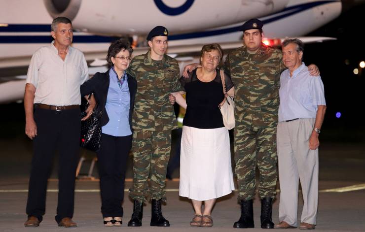 Επέστρεψαν στην πατρίδα οι δύο Έλληνες στρατιωτικοί - Συγκινητική υποδοχή στο αεροδρόμιο Μακεδονία (VIDEO)