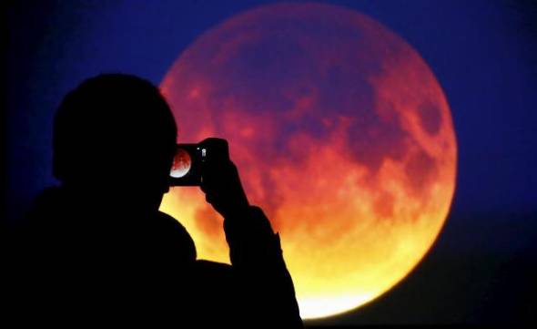 Έρχεται το «ματωμένο φεγγάρι»: Oλική έκλειψη Σελήνης και υπερπανσέληνος το Μάιο