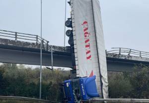 Νταλίκα έπεσε από γέφυρα στο Καλοχώρι – Απεγκλωβίστηκε ο οδηγός