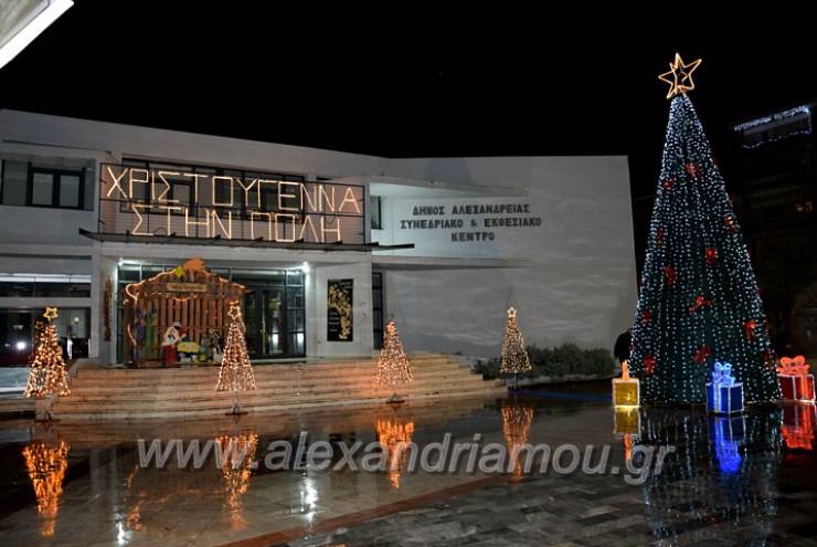 Άναψε το Χριστουγεννιάτικο Δέντρο στην Αλεξάνδρεια χωρίς κόσμο και υπό βροχή (Δηλώσεις Δημάρχου)