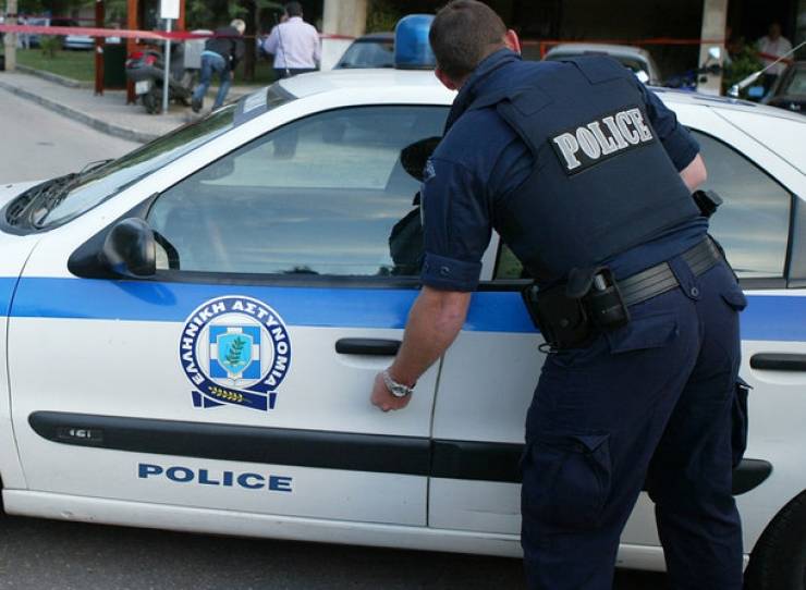 Συλλήψεις ανήλικων κι ενός ενήλικα σε περιοχή της Αλεξάνδρειας για σπάσιμο αυτοκινήτου και κλοπή ενδυμάτων