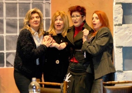ΕΠΑΝΕΡΧΕΤΑΙ ΤΟ ΡΟΖ ΦΟΥΛΑΡΙ της Γεωργίας Χιόνη στο Δημοτικό Θέατρο Πλατέος ΜΕ 2 ΠΑΡΑΣΤΑΣΕΙΣ