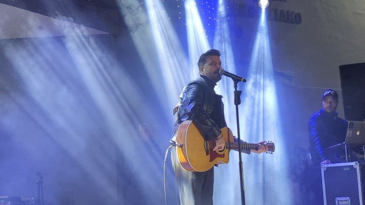 PXL_20251208_190831686