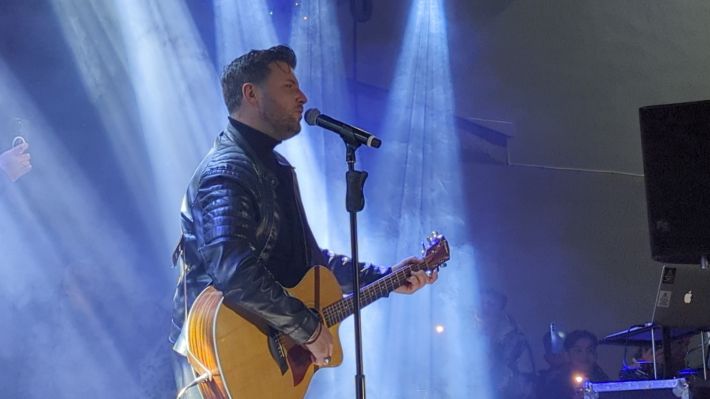 PXL_20251208_190926679