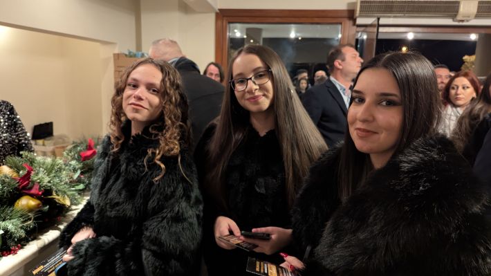 PXL_20251220_194208013