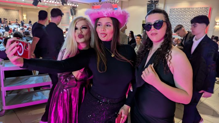 PXL_20251122_195618022