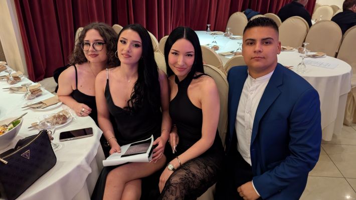 PXL_20251206_195354930