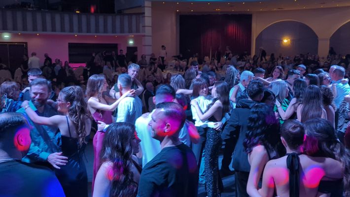 PXL_20251206_212044245