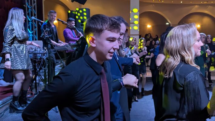 PXL_20251206_213941292