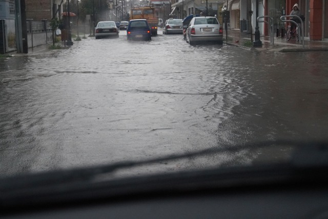 ΣΤΟ ΙΔΙΟ ΕΡΓΟ ΘΕΑΤΕΣ...ΠΛΥΜΜΥΡΙΣΑΝ ΔΡΟΜΟΙ ΓΙΑ ΜΙΑ ΑΚΟΜΗ ΦΟΡΑ  ΜΕ ΜΙΑ ΑΠΛΗ ΜΠΟΡΑ!