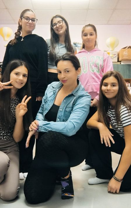 f3263c12-5936-47b6-9a52-c528d7c13b32