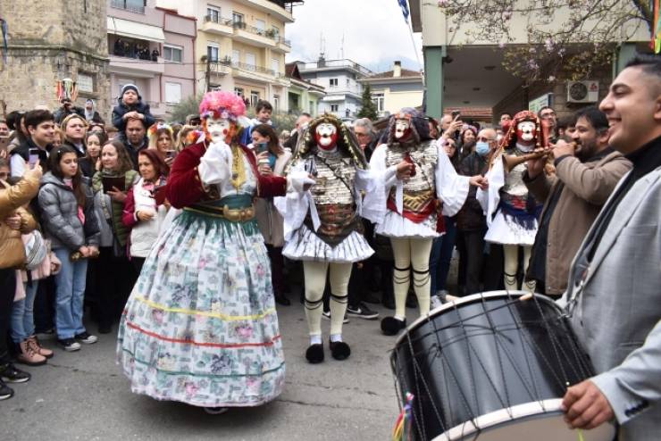 Με επίκεντρο το μοναδικό δρώμενο «Γενίτσαροι και Μπούλες» χιλιάδες κόσμου στη Νάουσα για την Αποκριά