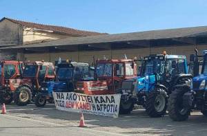 Τα τρακτέρ συγκεντρώθηκαν στην είσοδο της Αλεξάνδρεις - Εν αναμονή της σύσκεψης στο Μαξίμου οι αγρότες