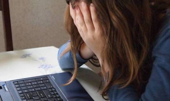&Sigma;&tau;&omicron; &laquo;&sigma;&kappa;&alpha;&mu;&nu;ί&raquo; &delta;&iota;&epsilon;&upsilon;&theta;ύ&nu;&tau;&rho;&iota;&alpha; &sigma;&chi;&omicron;&lambda;&epsilon;ί&omicron;&upsilon; &kappa;&alpha;&iota; &pi;&rho;ώ&eta;&nu; &mu;&alpha;&theta;&eta;&tau;ή&sigmaf; &gamma;&iota;&alpha; bullying &sigma;&epsilon; &mu;&alpha;&theta;ή&tau;&rho;&iota;&alpha;