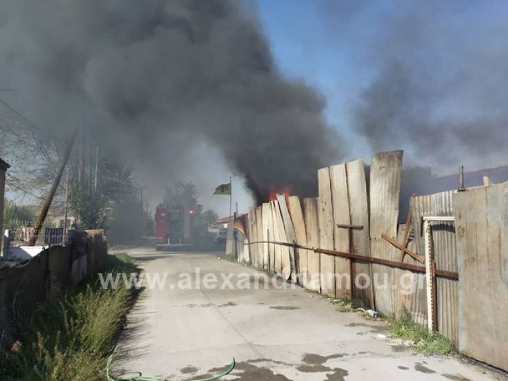 Φωτιά σε επιχείρηση με ανακυκλώσιμα υλικά στην Αλεξάνδρεια (Φώτο - βίντεο)