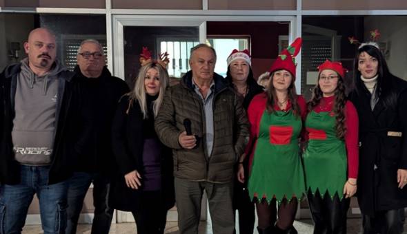 Νησί Ημαθίας: Δώρα από τον...Άγιο Βασίλη, λιχουδιές και τραγούδια στο Άναμμα του Χριστουγεννιάτικου Δέντρου