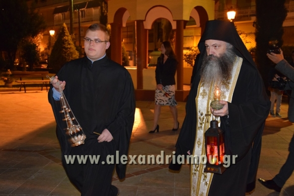 Το Άγιο Φως έφτασε στην Αλεξάνδρεια πριν απο λίγο- Αρχίζει το ταξίδι σε όλα τα χωριά του Δ. Αλεξάνδρειας