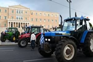 Αγρότες: Τα τρακτέρ στο Σύνταγμα – «Πολέμα σου πίνουνε το αίμα» - «Χωρίς εμάς τί θα φας;»