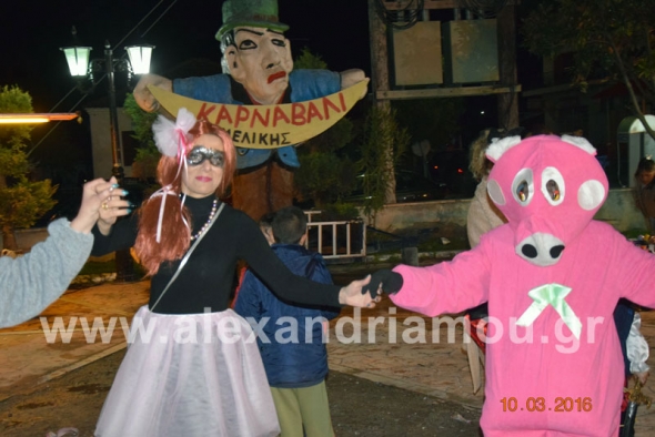 Μεσοχώρι: Ξέφρενο πάρτι καρναβαλιστών στην κεντρική πλατεία της Μελίκης.