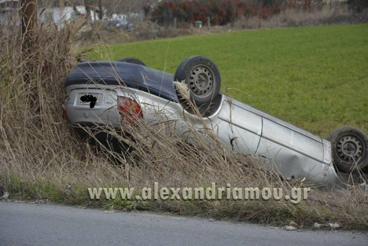 Εκτροπή και ανατροπή αυτοκινήτου στη στροφή Σχοινά