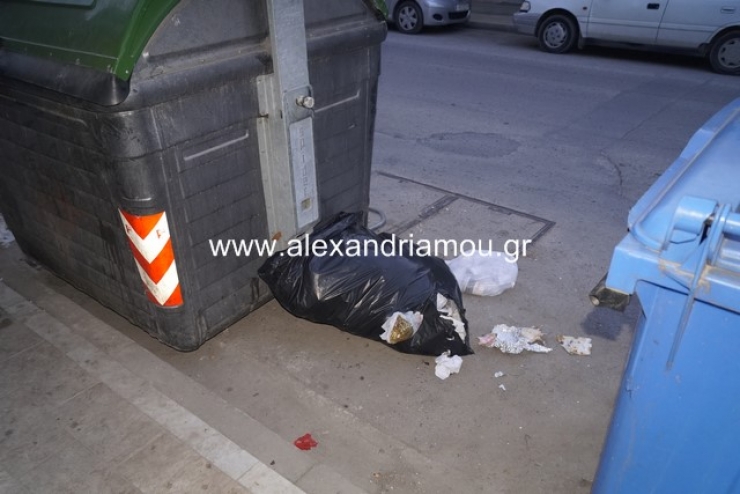 Άδειος ο κάδος...έξω τα σκουπίδια...Κι εσένα τι σε νοιάζει;