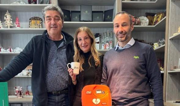 Δωρεά απινιδωτή από την εταιρεία «Αντώνιος Βεζυρόγλου &amp; ΣΙΑ ΕΕ» στα Παιδιά της Άνοιξης στη Μνήμη του Αποστόλου Βεσυρόπουλου