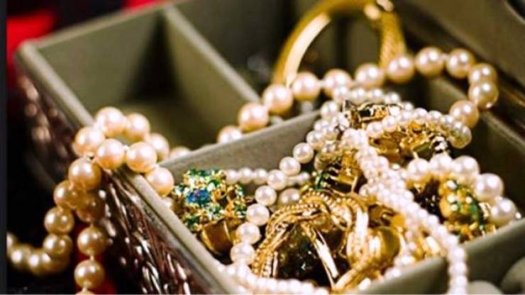 Πήραν 10.000 ευρώ και πανάκριβα κοσμήματα από 85χρονη με το γνωστό κόλπο για δήθεν τροχαίο συγγενικού της προσώπου