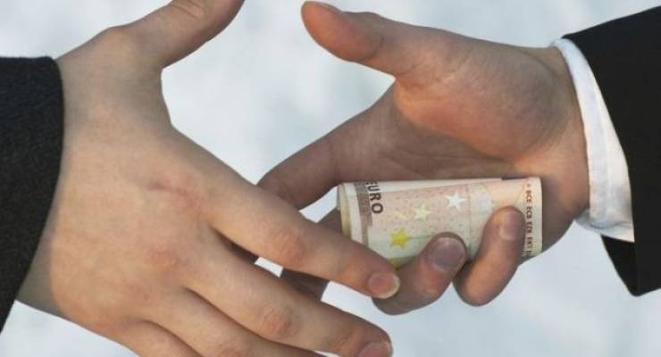 &Pi;&rho;ώ&eta;&nu; &Alpha;&nu;&tau;&iota;&delta;ή&mu;&alpha;&rho;&chi;&omicron;&sigmaf; &kappa;&alpha;&tau;ή&gamma;&gamma;&epsilon;&iota;&lambda;&epsilon; &Delta;ή&mu;&alpha;&rho;&chi;&omicron; &gamma;&iota;&alpha; &mu;ί&zeta;&epsilon;&sigmaf; &ndash; &Omicron;&iota; &delta;&iota;ά&lambda;&omicron;&gamma;&omicron;&iota; &laquo;&phi;&omega;&tau;&iota;ά&raquo;