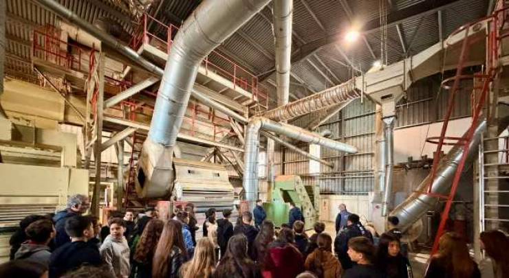 Διδακτική Επίσκεψη του Γυμνασίου Τρικάλων στο Εκκοκκιστήριο Βάμβακος του κ. Μπαβέλη στον Πλάτανο Ημαθίας