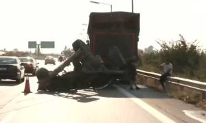 Συρόμενο “ξεκόλλησε” από νταλίκα και έπεσε πάνω σε σταματημένο ΙΧ μετά τα διόδια Μαλγάρων