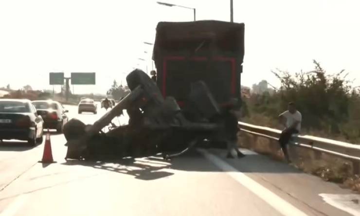 Συρόμενο “ξεκόλλησε” από νταλίκα και έπεσε πάνω σε σταματημένο ΙΧ μετά τα διόδια Μαλγάρων
