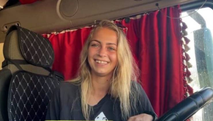 Η 23χρονη οδηγός νταλίκας, Μαρία Μπινιόλα...ζει το όνειρό της