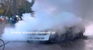 Φωτιά σε Ι.Χ. στις γραμμές του ΟΣΕ στην είσοδο της Αλεξάνδρειας – Καταστράφηκε ολοσχερώς το όχημα