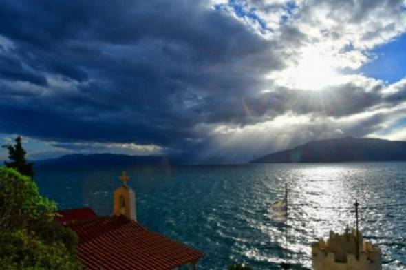 Καιρός: Mε λίγες νεφώσεις και καλές θερμοκρασίες η Πέμπτη