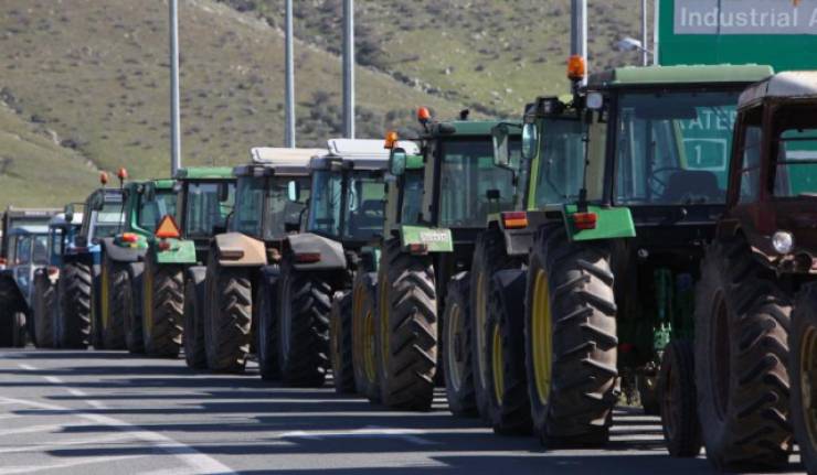 Βγαίνουν τα τρακτέρ και στήνουν μπλόκο στη διασταύρωση Νάουσας την Πέμπτη 25 Ιανουαρίου