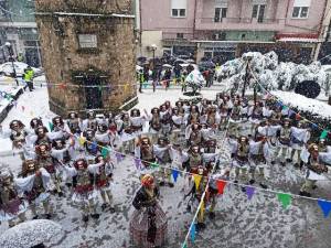 Με πολύ χιόνι και χωρίς κόσμο το δρώμενο «Γενίτσαροι και Μπούλες» στη Νάουσα