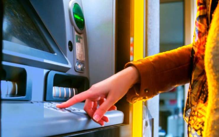Αναλήψεις από ΑΤΜ τραπεζών: Όλα όσα πρέπει να γνωρίζετε για τις αλλαγές που ισχύουν στις χρεώσεις