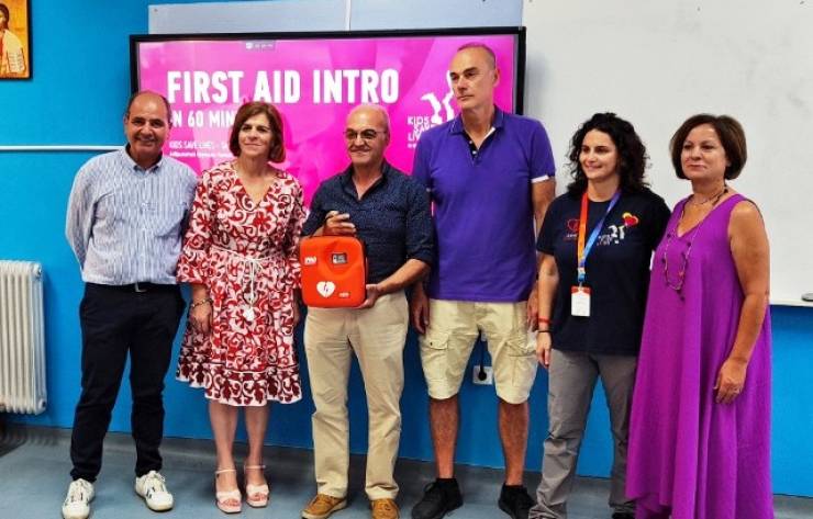 Δωρεά απινιδωτή στο 2ο Γυμνάσιο-Λύκειο Αλεξάνδρειας από τους αποφοίτους του 1984 στη μνήμη Βεσυρόπουλου
