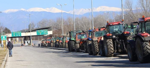 &Alpha;&pi;ό&phi;&alpha;&sigma;&eta; &sigma;&upsilon;&nu;έ&lambda;&epsilon;&upsilon;&sigma;&eta;&sigmaf; &Nu;ί&kappa;&alpha;&iota;&alpha;&sigmaf;: &Epsilon;&pi;' &alpha;ό&rho;&iota;&sigma;&tau;&omicron;&nu; &alpha;&pi;&omicron;&kappa;&lambda;&epsilon;&iota;&sigma;&mu;&omicron;ί, &kappa;&alpha;&tau;&epsilon;&beta;&alpha;ί&nu;&omicron;&upsilon;&nu; &sigma;&tau;&eta;&nu; &Alpha;&theta;ή&nu;&alpha; &tau;&alpha; &tau;&rho;&alpha;&kappa;&tau;έ&rho;
