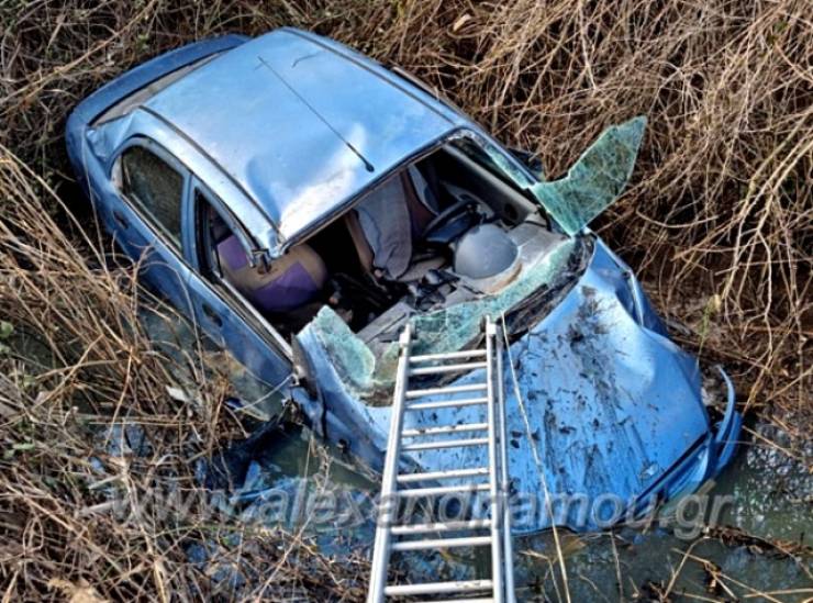 Αυτοκίνητο έπεσε σε κανάλι στην ΠΕΟ Αλεξάνδρειας - Χαλκηδόνας...Απεγκλωβίστηκε η οδηγός