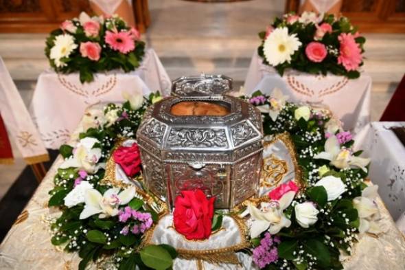 &Eta; &Beta;έ&rho;&omicron;&iota;&alpha; &upsilon;&pi;&omicron;&delta;έ&chi;&epsilon;&tau;&alpha;&iota; &tau;&eta;&nu; &Tau;&iota;&mu;ί&alpha; &Kappa;ά&rho;&alpha; &tau;&omicron;&upsilon; &Alpha;&gamma;ί&omicron;&upsilon; &Pi;&alpha;&nu;&tau;&epsilon;&lambda;&epsilon;ή&mu;&omicron;&nu;&omicron;&sigmaf; &alpha;&pi;ό &tau;&eta;&nu; Ά&nu;&delta;&rho;&omicron;