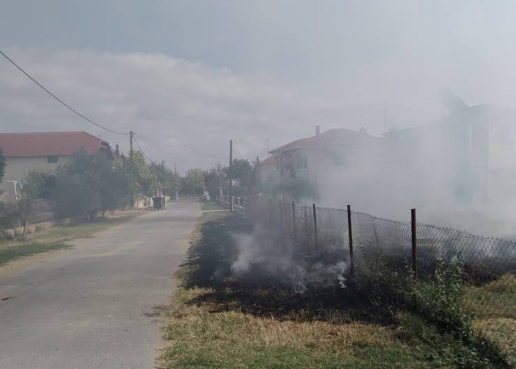 Φωτιά σε οικόπεδο ανάμεσα σε τρία σπίτια στο Λουτρό Ημαθίας(φωτο-βίντεο)