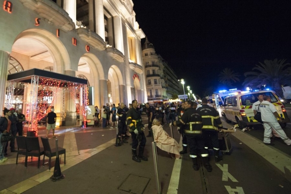 Νέο μακελειό στη Γαλλία με 84 νεκρούς από τρομοκρατική επίθεση
