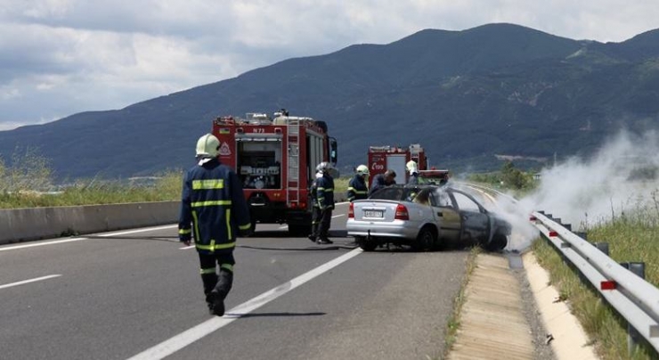 Στις φλόγες ΙΧ στην Εγνατία Οδό λίγο πριν από τη Βέροια