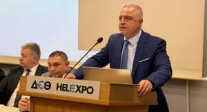 O &Lambda;ά&zeta;&alpha;&rho;&omicron;&sigmaf; &Tau;&sigma;&alpha;&beta;&delta;&alpha;&rho;ί&delta;&eta;&sigmaf; &sigma;&tau;&eta; &sigma;&upsilon;&nu;&epsilon;&delta;&rho;ί&alpha;&sigma;&eta; &tau;&eta;&sigmaf; &Omicron;&mu;&omicron;&sigma;&pi;&omicron;&nu;&delta;ί&alpha;&sigmaf; &Alpha;&rho;&tau;&omicron;&pi;&omicron;&iota;ώ&nu; &Epsilon;&lambda;&lambda;ά&delta;&alpha;&sigmaf; &sigma;&tau;&omicron; &pi;&lambda;&alpha;ί&sigma;&iota;&omicron; &tau;&eta;&sigmaf; έ&kappa;&theta;&epsilon;&sigma;&eta;&sigmaf; &Alpha;&Rho;&Tau;&Omicron;&Zeta;&Upsilon;&Mu;&Alpha;