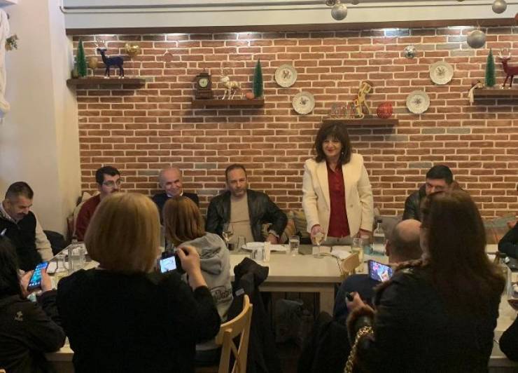 &Mu;&epsilon; &Eta;&mu;&alpha;&theta;&iota;ώ&tau;&epsilon;&sigmaf; &delta;&eta;&mu;&omicron;&sigma;&iota;&omicron;&gamma;&rho;ά&phi;&omicron;&upsilon;&sigmaf; &sigma;&upsilon;&nu;&alpha;&nu;&tau;ή&theta;&eta;&kappa;&epsilon; &eta; &Phi;&rho;ό&sigma;&omega; &Kappa;&alpha;&rho;&alpha;&sigma;&alpha;&rho;&lambda;ί&delta;&omicron;&upsilon;