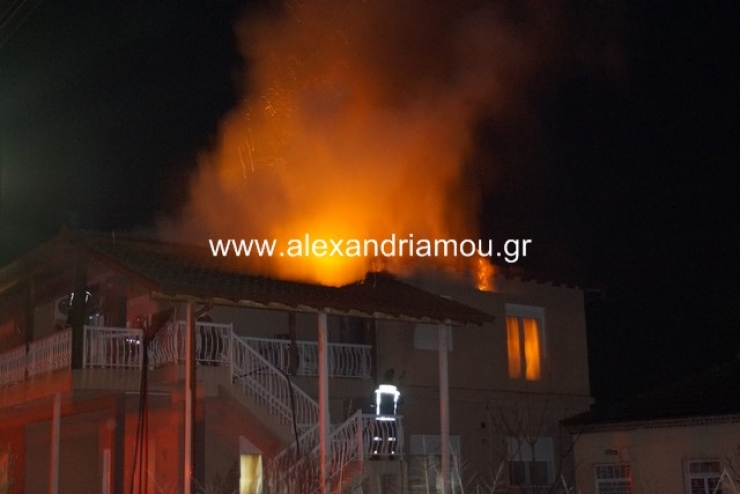 Σε εξέλιξη Πυρκαγιά σε διώροφη κατοικία στο Νησέλι Ημαθίας ( Φώτο - βίντεο )